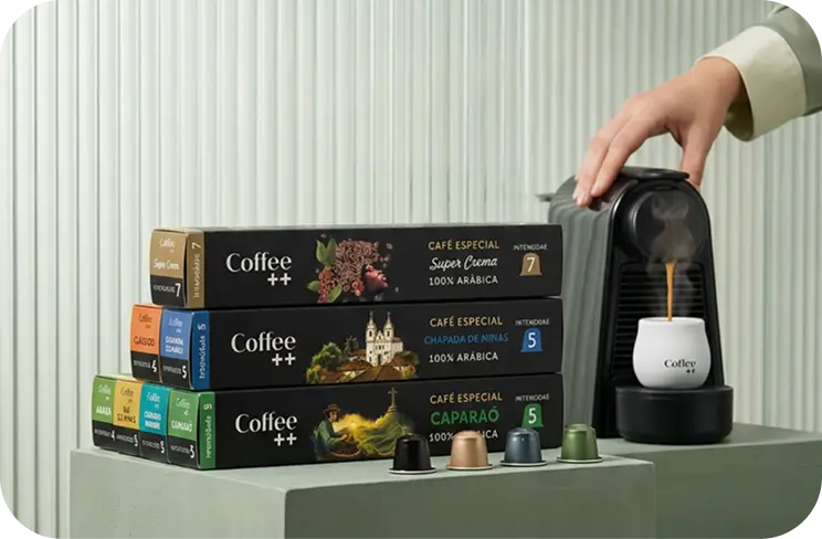 Caixas de cápsulas Coffee++ ao lado da máquina
