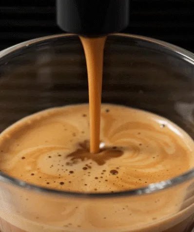 Extração de espresso caindo na xícara